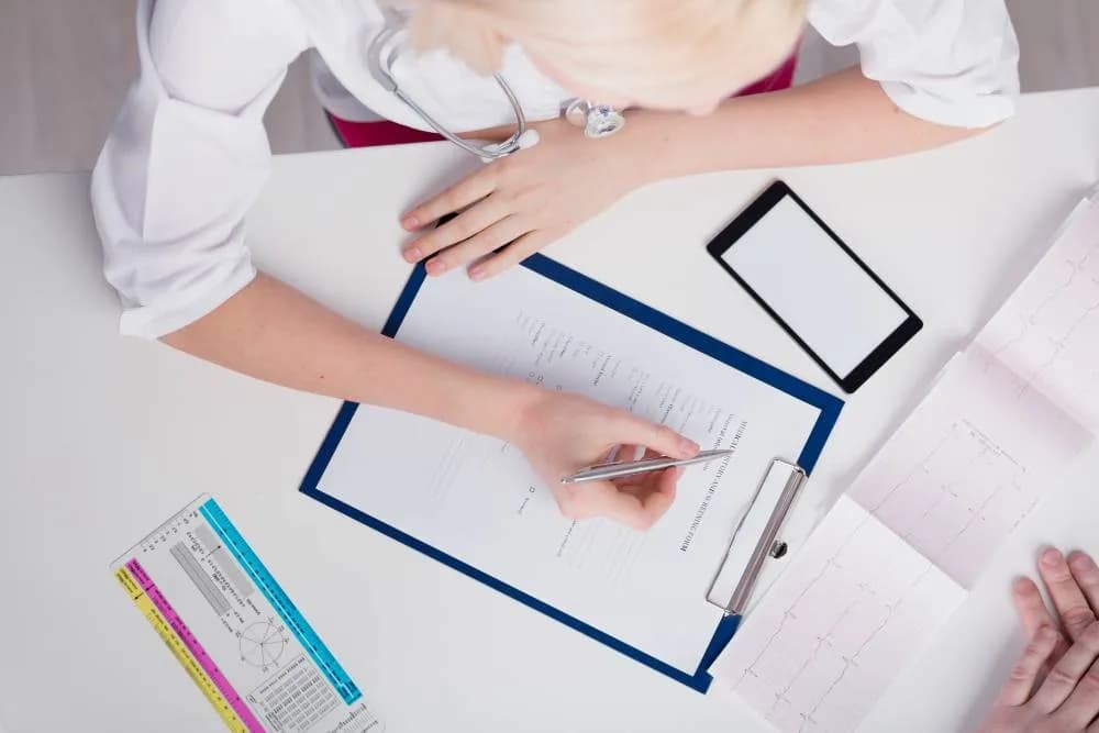 Jak długo można chorować po ustaniu zatrudnienia? Ważne informacje