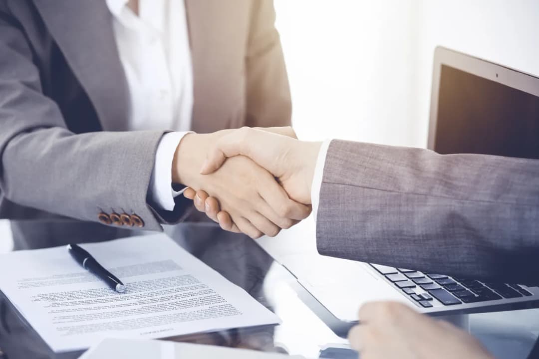 Czy można być zatrudnionym na 2 etaty? Sprawdź zasady i ograniczenia